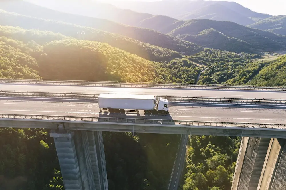 Camión de portes transportando carga con máxima seguridad.