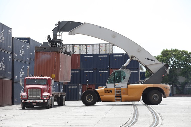 Camión grúa transportando materiales en un entorno empresarial.